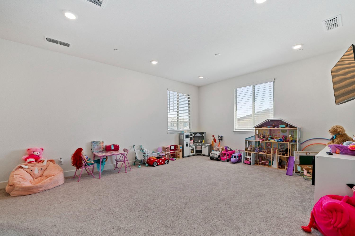 Detail Gallery Image 24 of 48 For 9942 Summerton Cir, Elk Grove,  CA 95624 - 4 Beds | 3/1 Baths