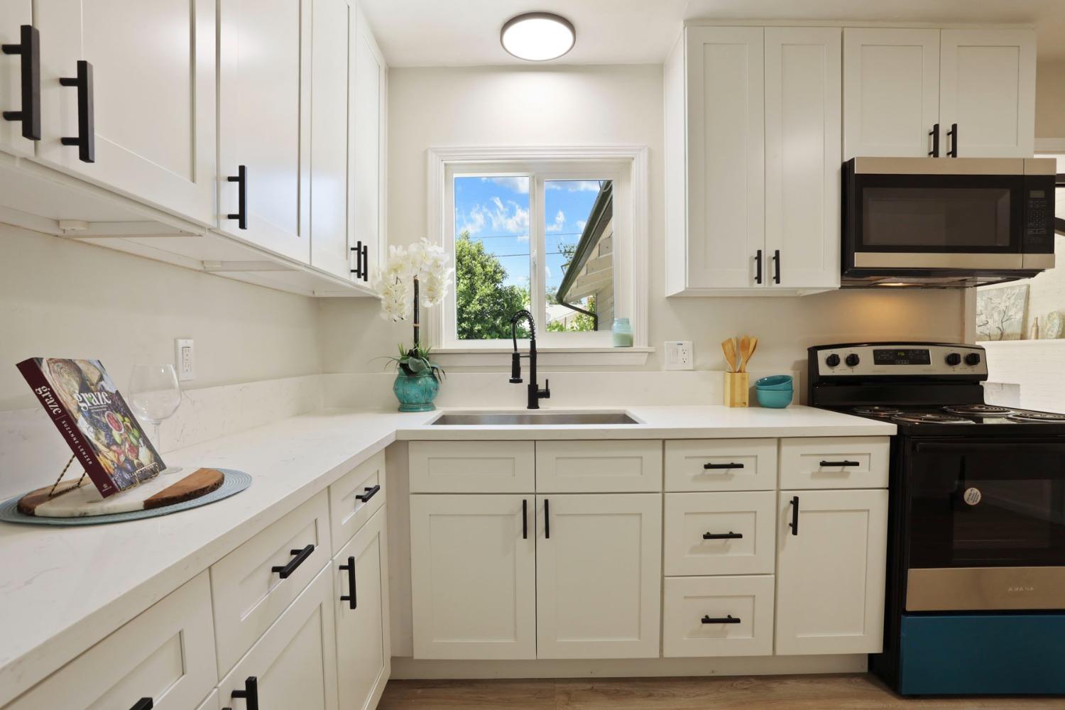 Detail Gallery Image 8 of 17 For 555 E Atlee St, Stockton,  CA 95204 - 2 Beds | 1 Baths