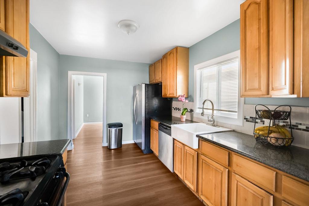 Detail Gallery Image 4 of 19 For 1811 70th Ave, Oakland,  CA 94621 - 2 Beds | 1 Baths