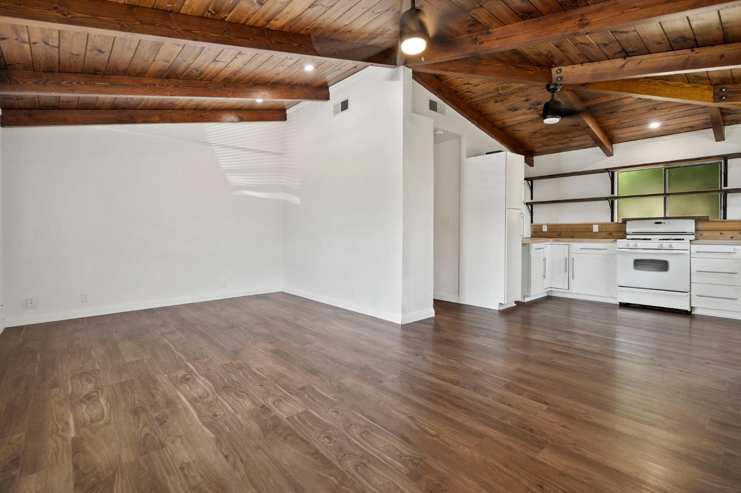 Detail Gallery Image 2 of 39 For 899 Bromley Ave, Yuba City,  CA 95993 - 3 Beds | 2 Baths