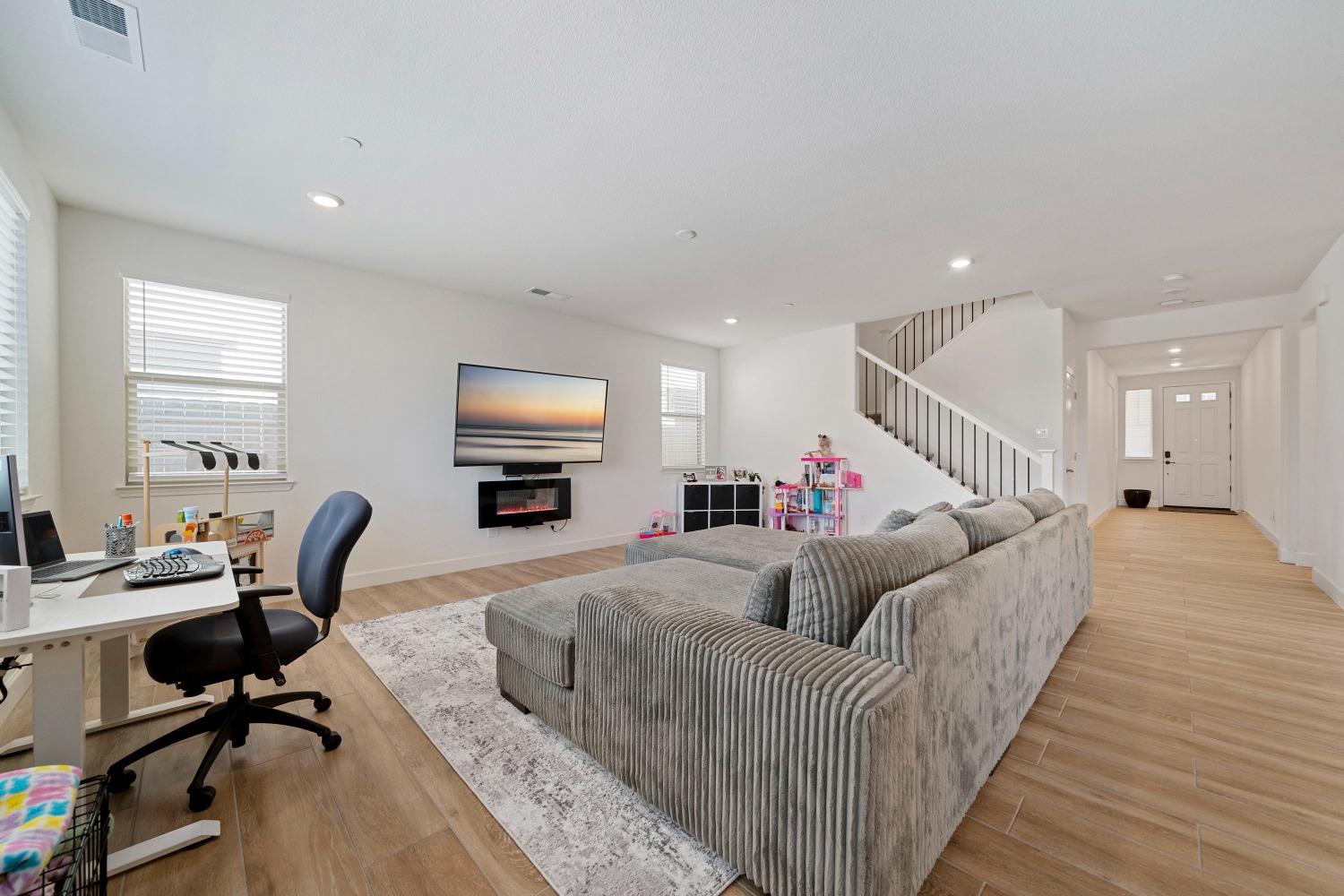 Detail Gallery Image 8 of 48 For 9942 Summerton Cir, Elk Grove,  CA 95624 - 4 Beds | 3/1 Baths