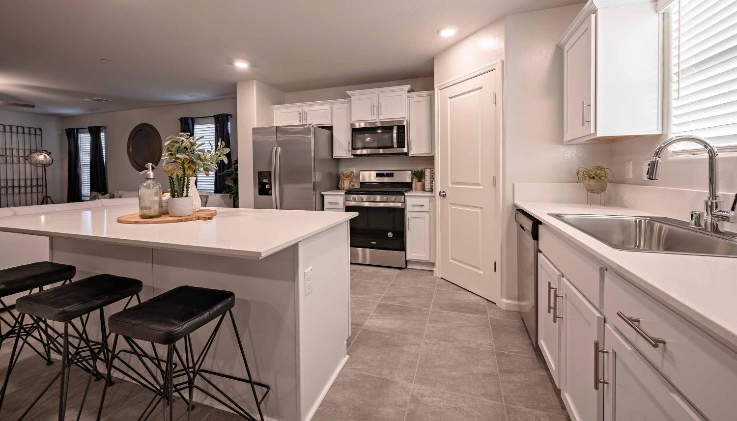 Detail Gallery Image 3 of 18 For 4075 Cinnabar Ct #115 L,  Merced,  CA 95348 - 4 Beds | 3 Baths