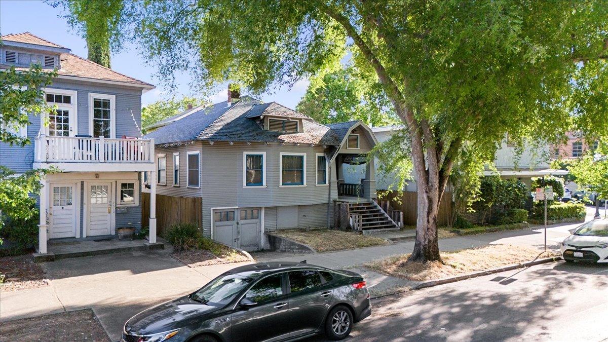 Detail Gallery Image 4 of 28 For 2504 N St, Sacramento,  CA 95816 - 3 Beds | 1 Baths