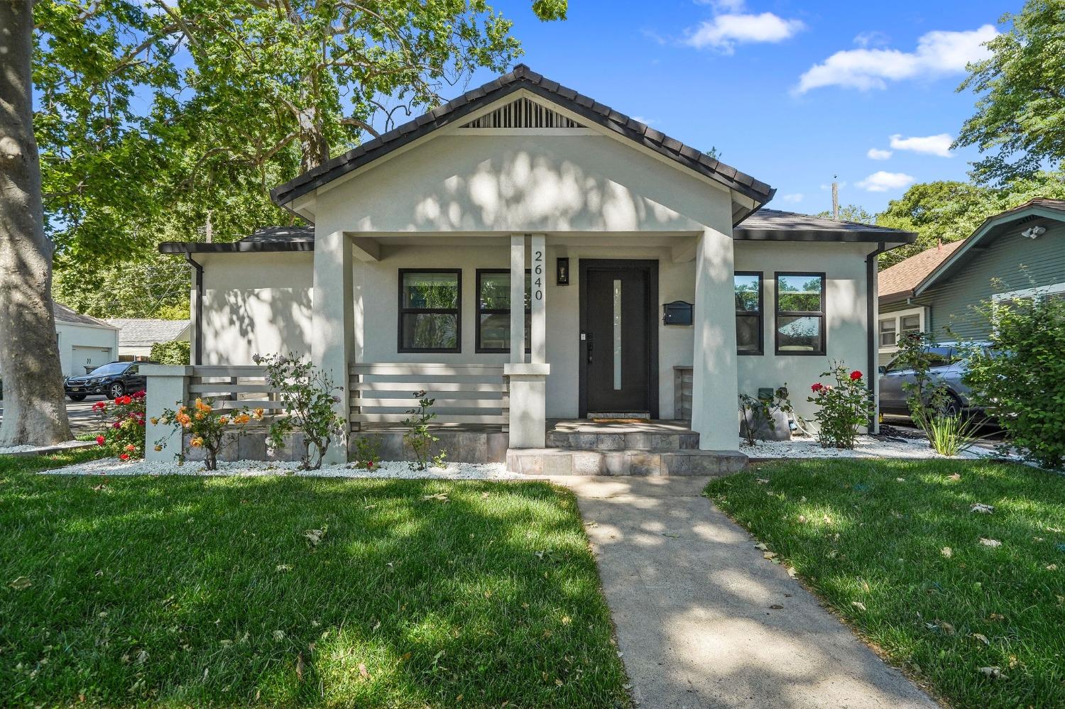 Detail Gallery Image 1 of 27 For 2640 17th St, Sacramento,  CA 95818 - 2 Beds | 2 Baths