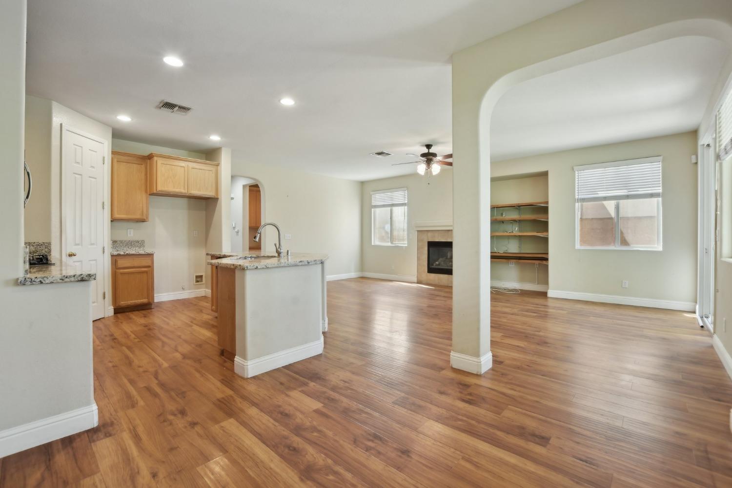 Detail Gallery Image 7 of 37 For 9424 Cristo Way, Elk Grove,  CA 95758 - 5 Beds | 3/1 Baths