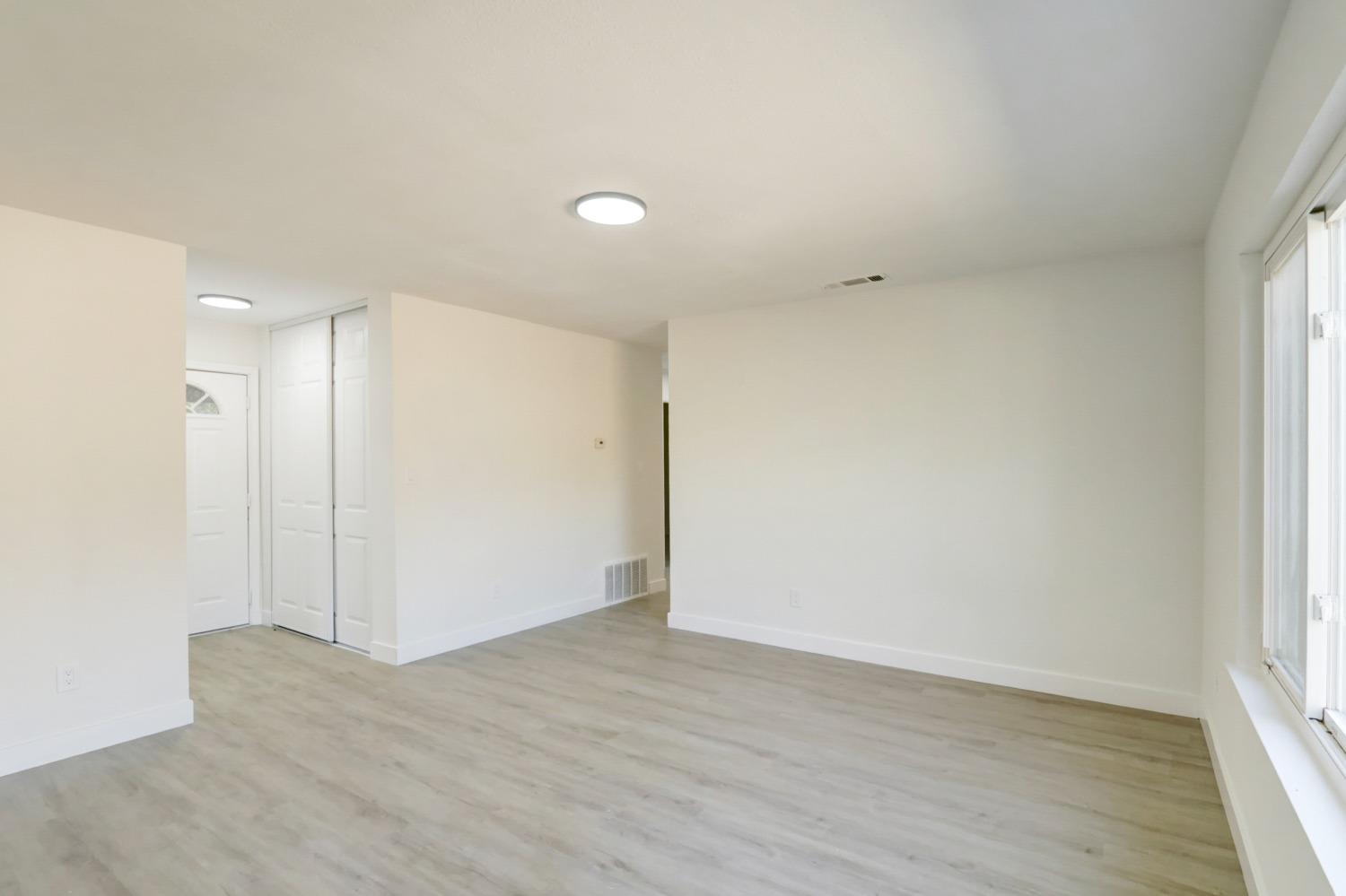 Detail Gallery Image 7 of 41 For 7915 Center Pkwy, Sacramento,  CA 95823 - 3 Beds | 1/1 Baths