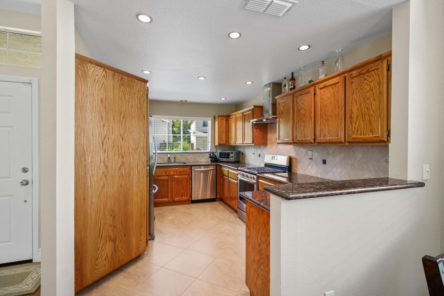 Detail Gallery Image 14 of 38 For 9527 Lake Park Ln, Elk Grove,  CA 95758 - 3 Beds | 2 Baths