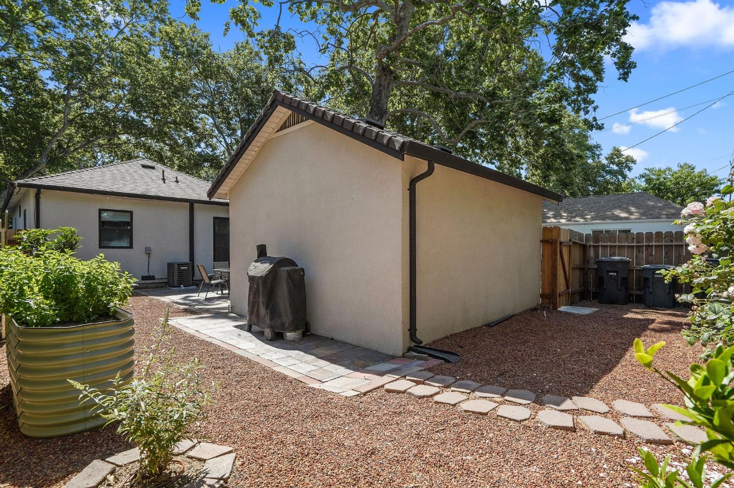 Detail Gallery Image 23 of 27 For 2640 17th St, Sacramento,  CA 95818 - 2 Beds | 2 Baths