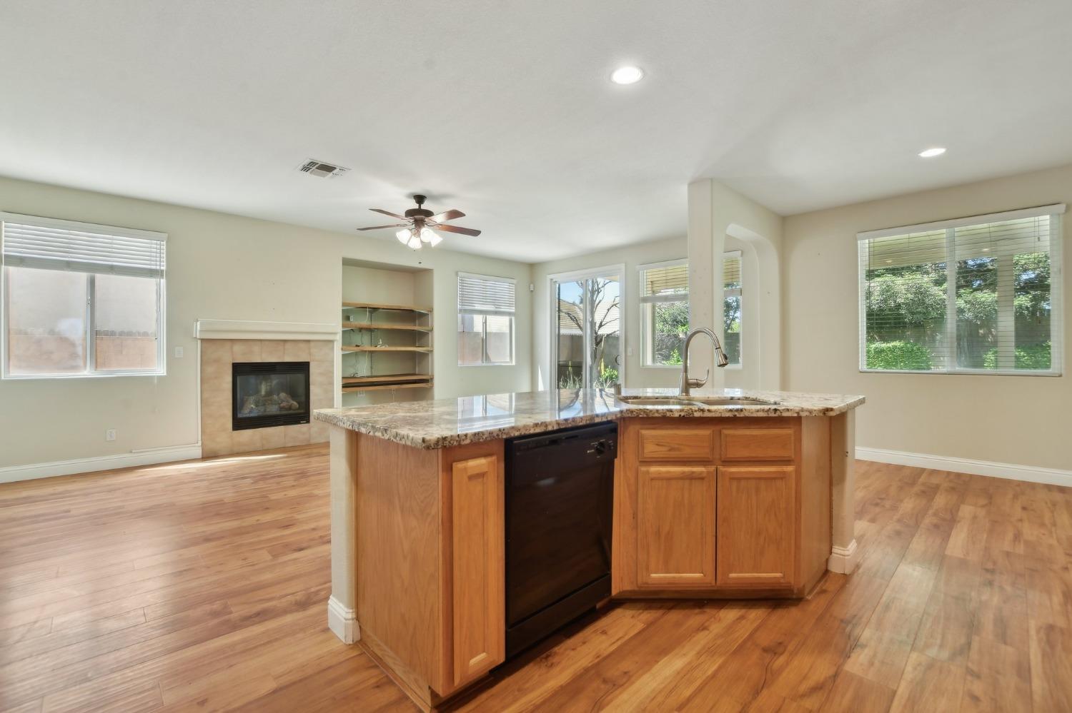 Detail Gallery Image 8 of 37 For 9424 Cristo Way, Elk Grove,  CA 95758 - 5 Beds | 3/1 Baths
