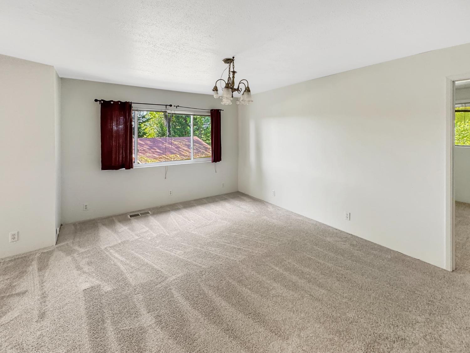 Detail Gallery Image 5 of 22 For 224 Manor Dr, Grass Valley,  CA 95945 - 3 Beds | 2/1 Baths