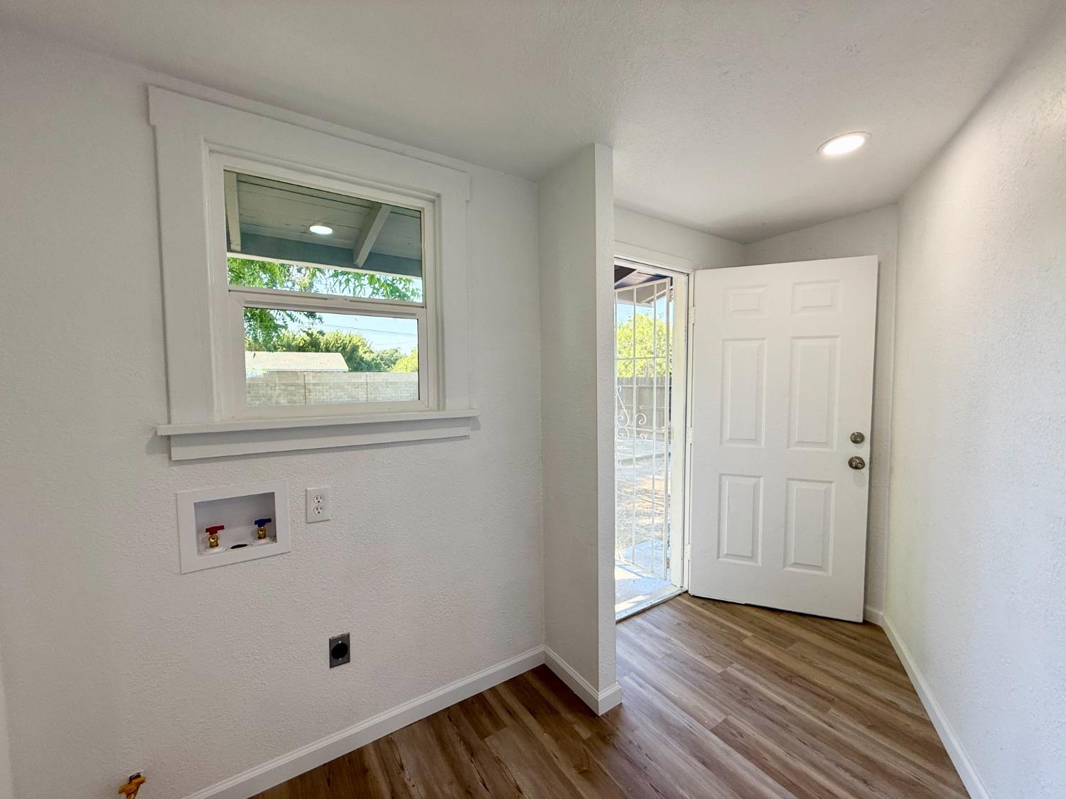 Detail Gallery Image 9 of 14 For 3319 Waterloo Rd, Stockton,  CA 95205 - 2 Beds | 2 Baths