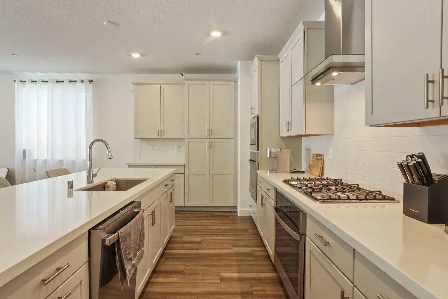 Detail Gallery Image 7 of 51 For 10332 Crab Apple Dr, Stockton,  CA 95219 - 3 Beds | 3 Baths