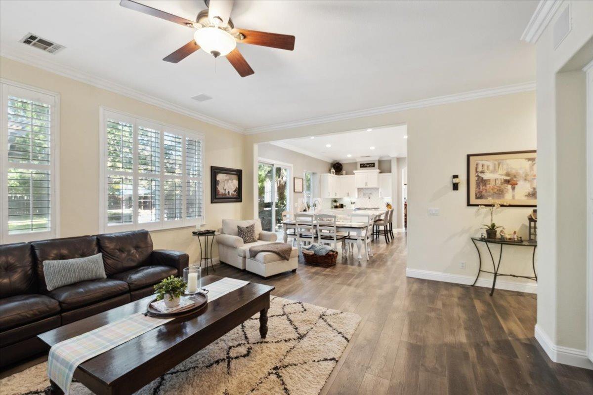 Detail Gallery Image 15 of 49 For 9837 Valgrande Way, Elk Grove,  CA 95757 - 5 Beds | 4 Baths