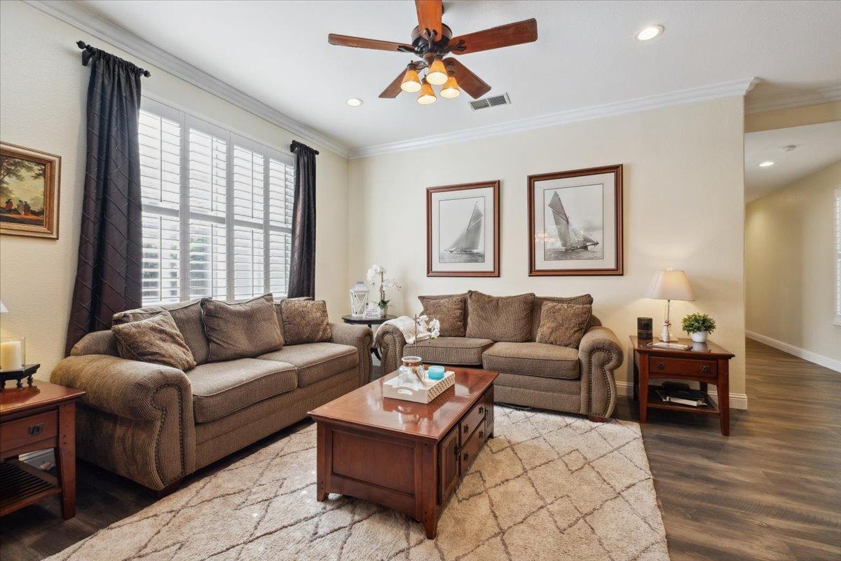 Detail Gallery Image 8 of 49 For 9837 Valgrande Way, Elk Grove,  CA 95757 - 5 Beds | 4 Baths