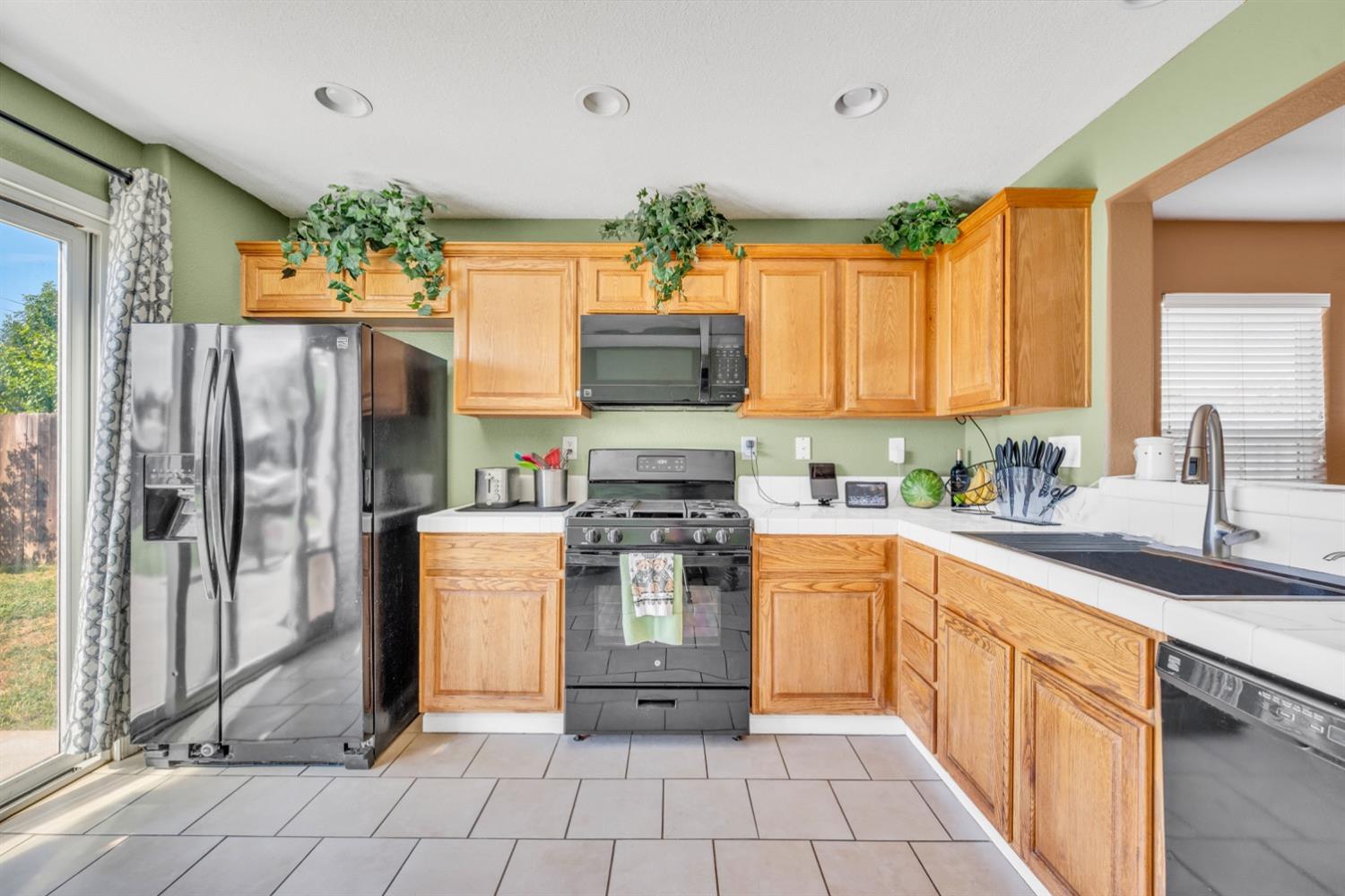 Detail Gallery Image 3 of 47 For 1684 Valley Meadows Dr, Olivehurst,  CA 95961 - 3 Beds | 2 Baths