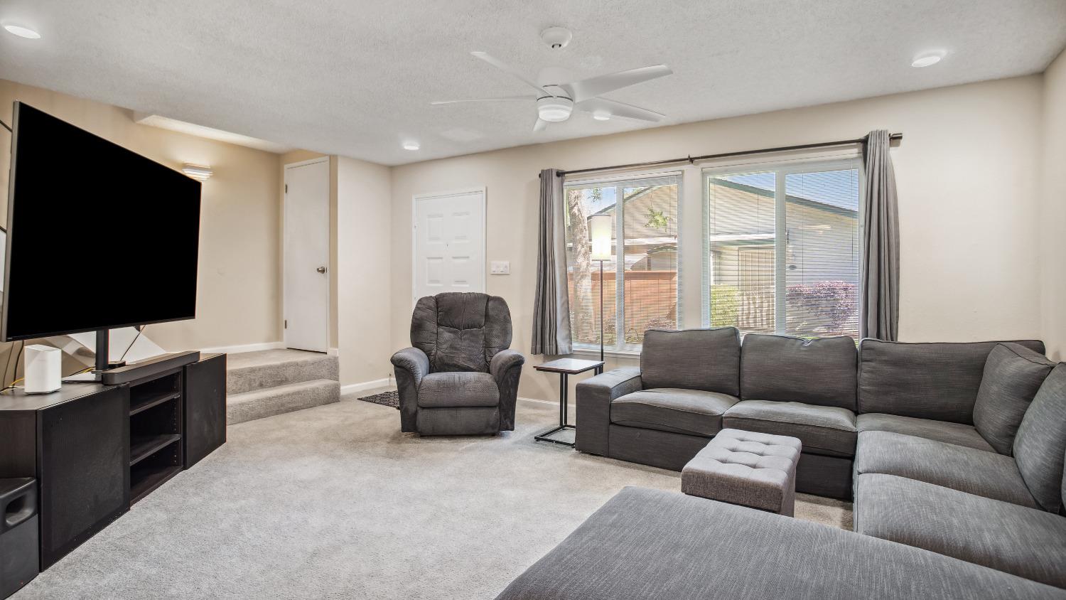 Detail Gallery Image 6 of 39 For 8903 Salmon Falls Dr #B,  Sacramento,  CA 95826 - 4 Beds | 2/1 Baths