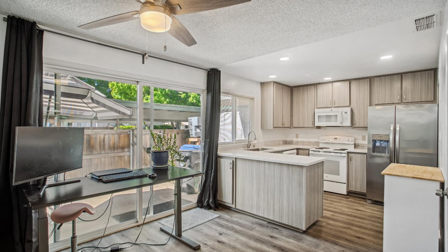 Detail Gallery Image 14 of 39 For 8903 Salmon Falls Dr #B,  Sacramento,  CA 95826 - 4 Beds | 2/1 Baths