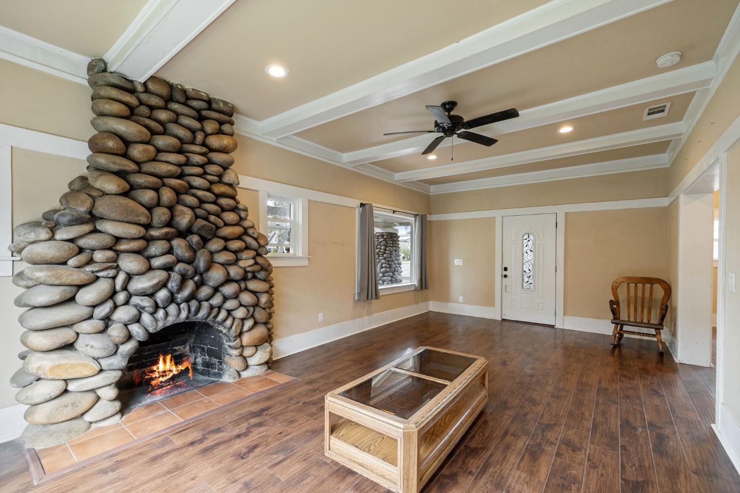 Detail Gallery Image 1 of 11 For 3264 E Kerckhoff Ave, Fresno,  CA 93702 - 3 Beds | 2 Baths
