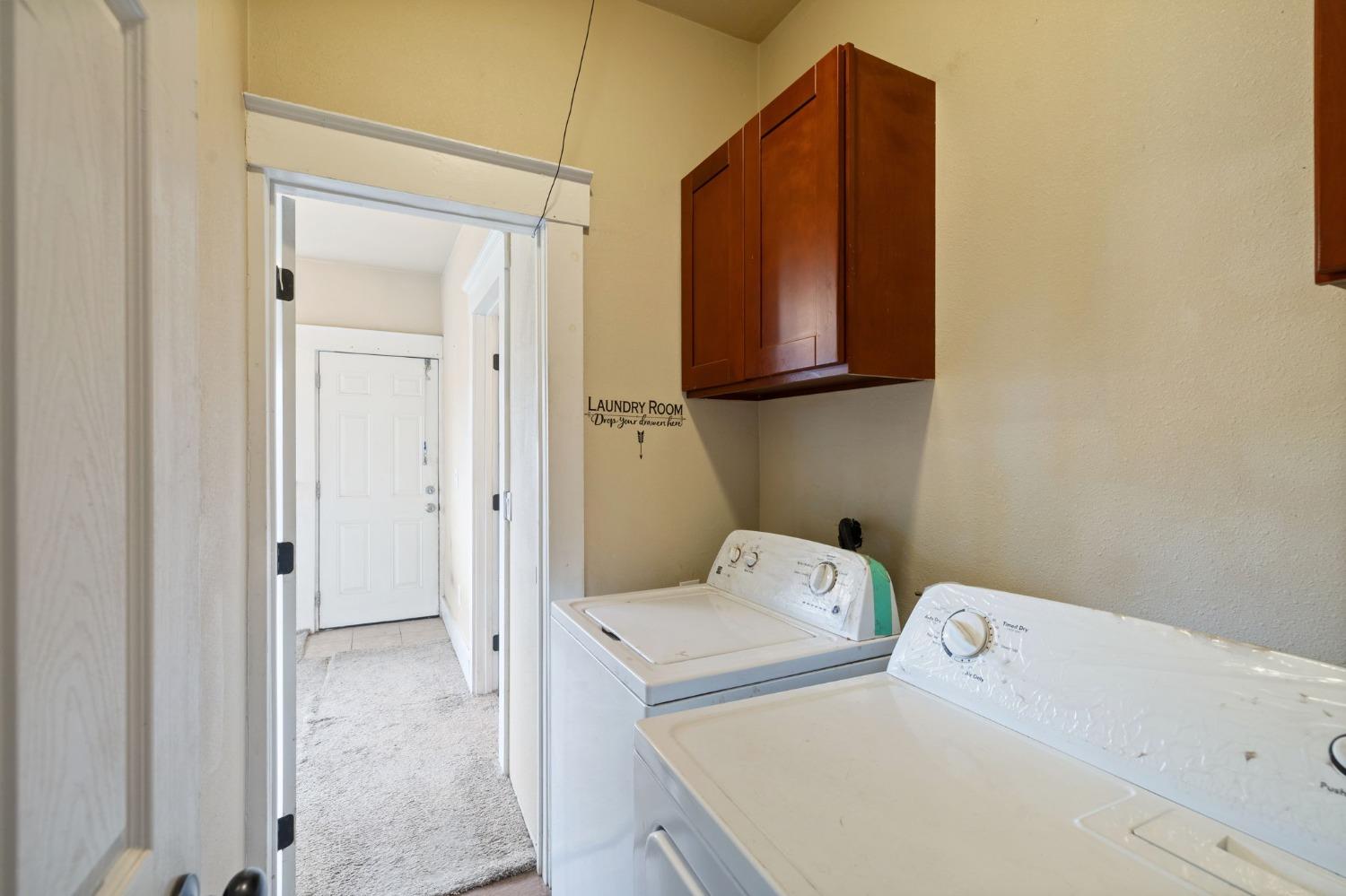 Detail Gallery Image 5 of 11 For 3264 E Kerckhoff Ave, Fresno,  CA 93702 - 3 Beds | 2 Baths