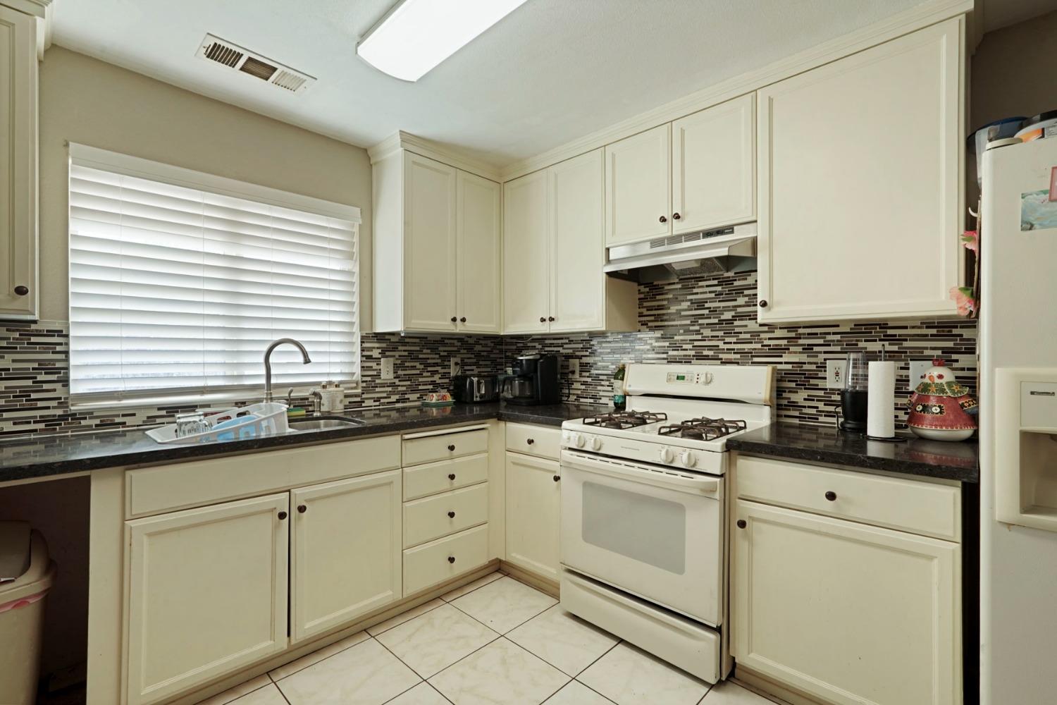 Detail Gallery Image 10 of 38 For 3460 Belleview Ave, Stockton,  CA 95206 - 3 Beds | 2 Baths