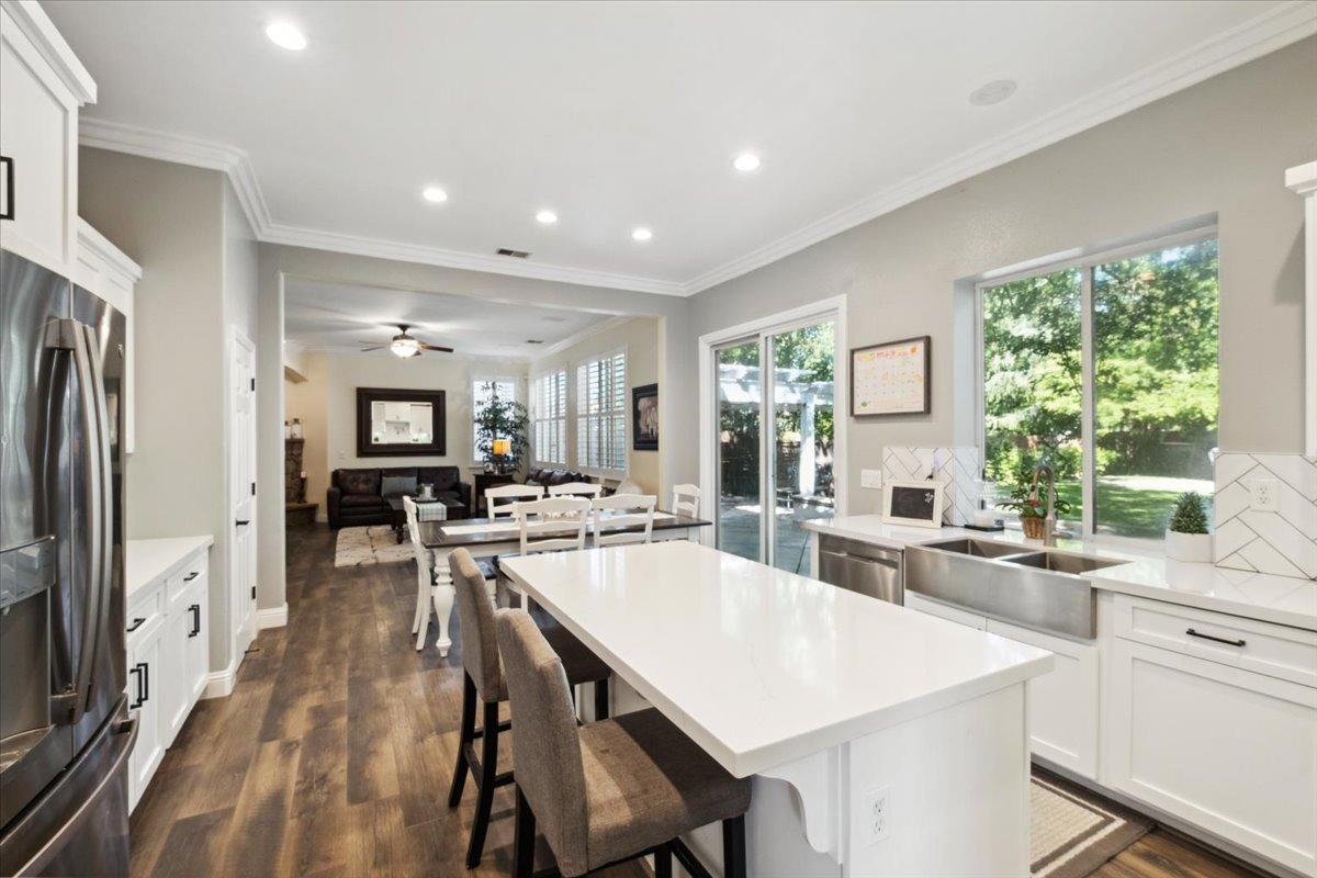 Detail Gallery Image 10 of 49 For 9837 Valgrande Way, Elk Grove,  CA 95757 - 5 Beds | 4 Baths