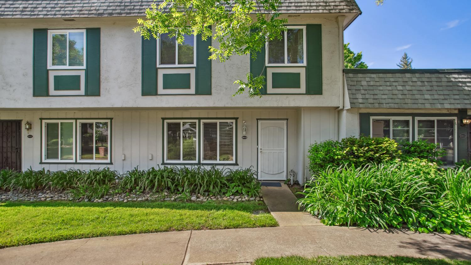 Detail Gallery Image 1 of 39 For 8903 Salmon Falls Dr #B,  Sacramento,  CA 95826 - 4 Beds | 2/1 Baths