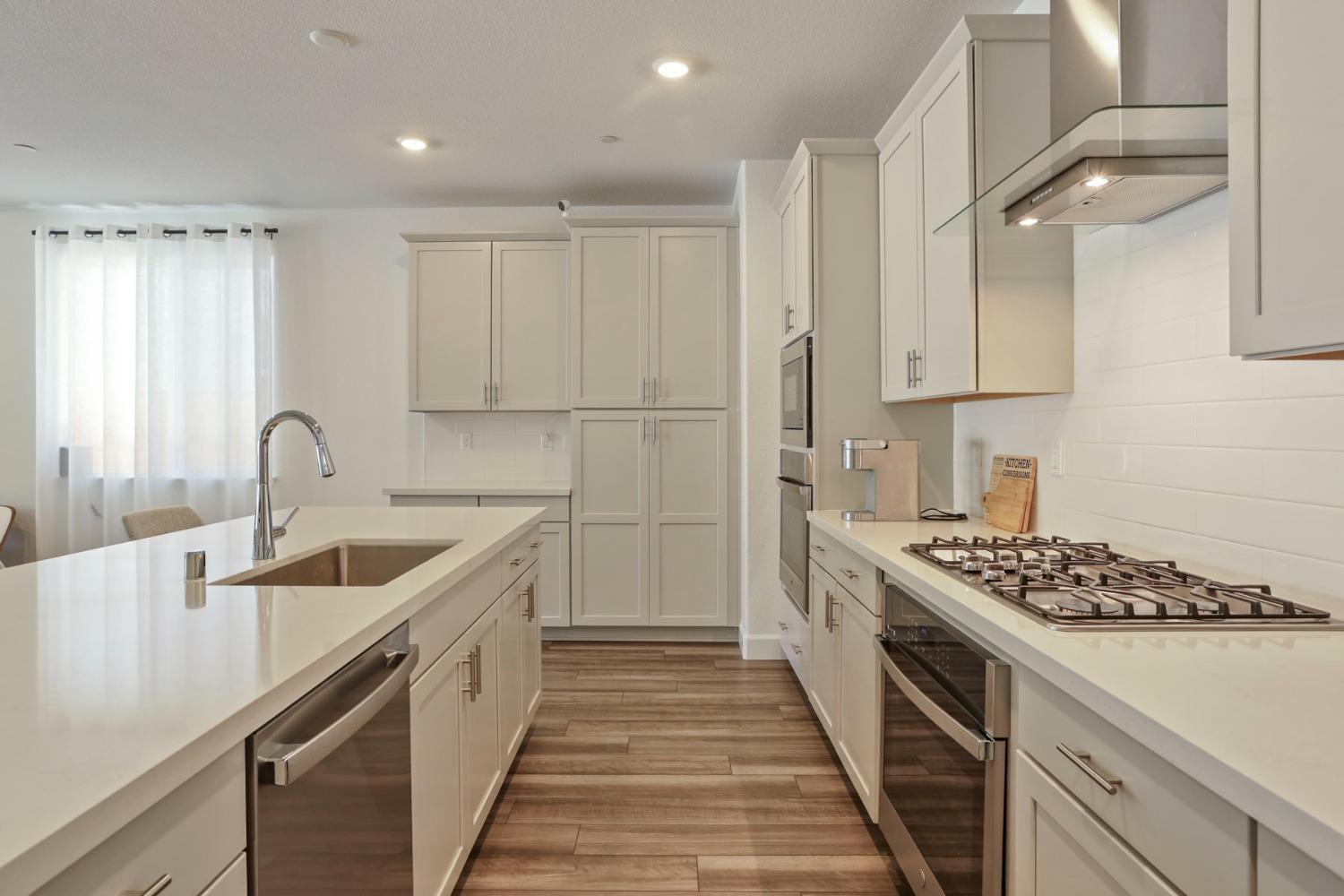 Detail Gallery Image 10 of 51 For 10332 Crab Apple Dr, Stockton,  CA 95219 - 3 Beds | 3 Baths