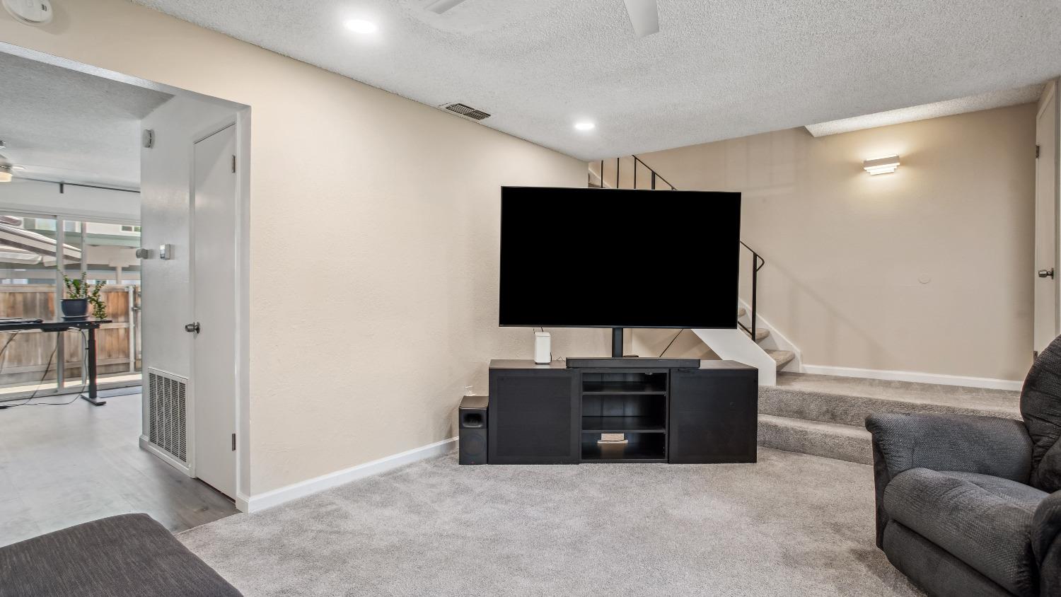 Detail Gallery Image 7 of 39 For 8903 Salmon Falls Dr #B,  Sacramento,  CA 95826 - 4 Beds | 2/1 Baths