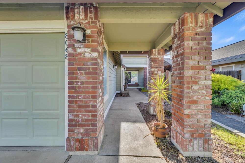 Detail Gallery Image 4 of 38 For 8068 Cardale Way, Sacramento,  CA 95829 - 3 Beds | 2 Baths