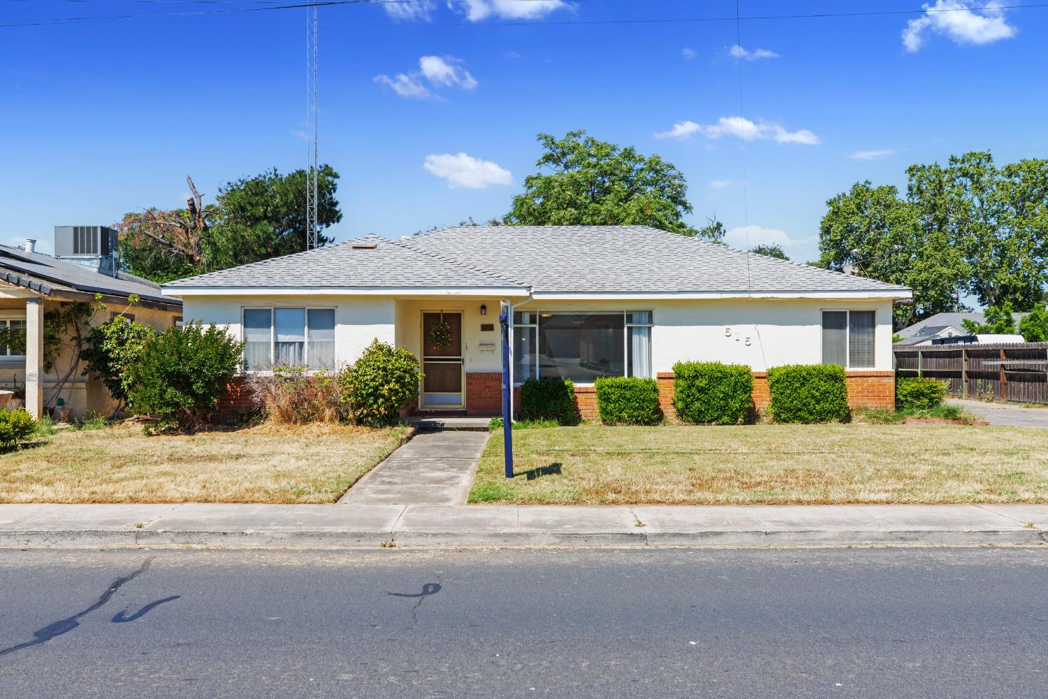 Detail Gallery Image 1 of 42 For 515 Locust Ave, Manteca,  CA 95337 - 3 Beds | 2 Baths