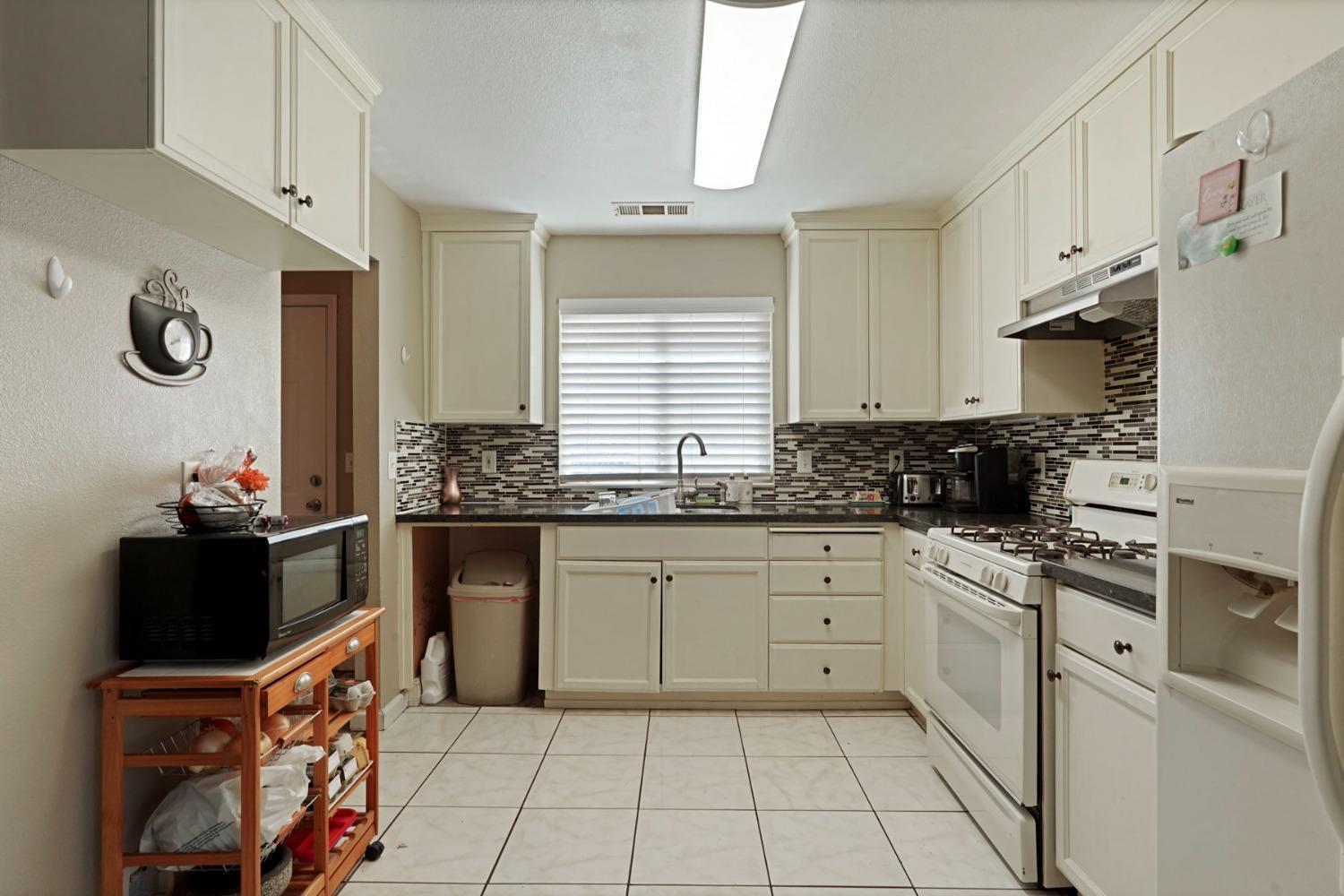 Detail Gallery Image 9 of 38 For 3460 Belleview Ave, Stockton,  CA 95206 - 3 Beds | 2 Baths