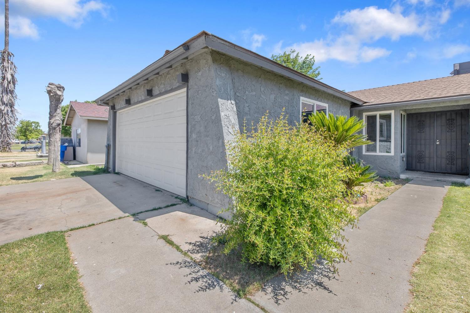 Detail Gallery Image 4 of 38 For 709 Shasta Dr, Hanford,  CA 93230 - 4 Beds | 2 Baths