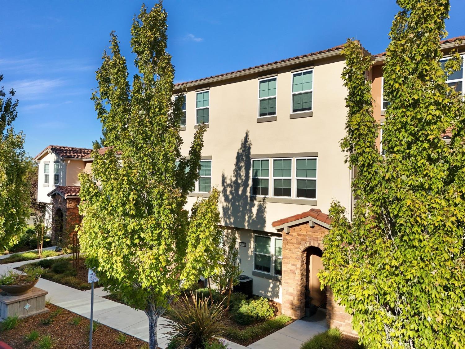 Detail Gallery Image 2 of 97 For 4474 Louvre Ln, Sacramento,  CA 95834 - 4 Beds | 3/1 Baths