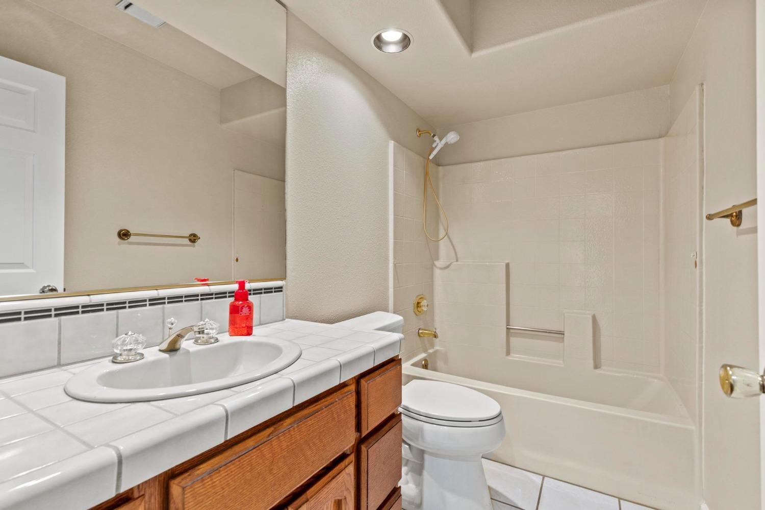 Detail Gallery Image 7 of 42 For 1840 Saratoga Ct, Yuba City,  CA 95993 - 3 Beds | 2 Baths