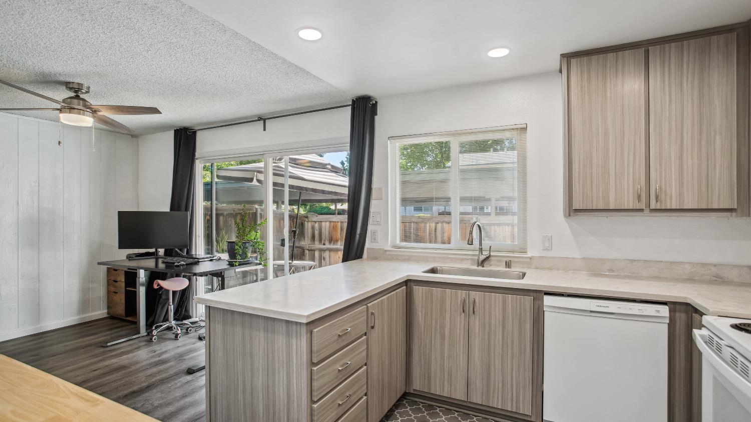 Detail Gallery Image 11 of 39 For 8903 Salmon Falls Dr #B,  Sacramento,  CA 95826 - 4 Beds | 2/1 Baths