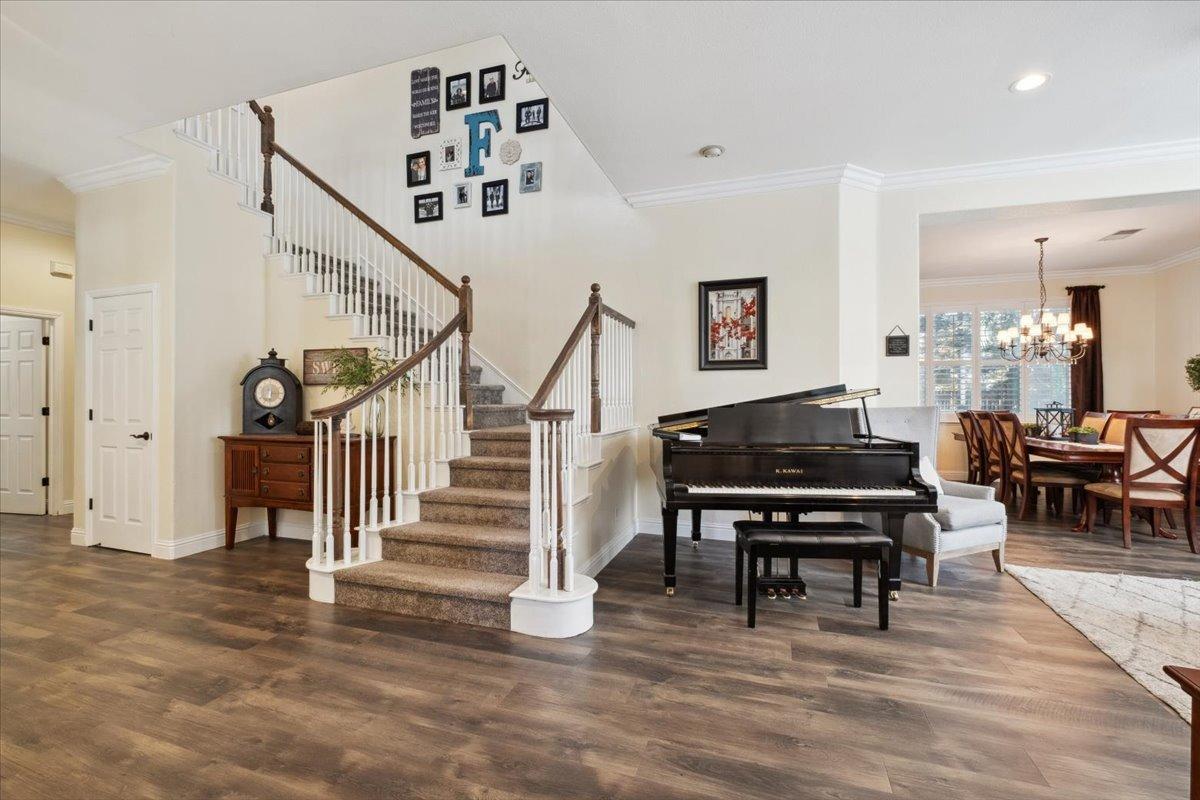 Detail Gallery Image 6 of 49 For 9837 Valgrande Way, Elk Grove,  CA 95757 - 5 Beds | 4 Baths