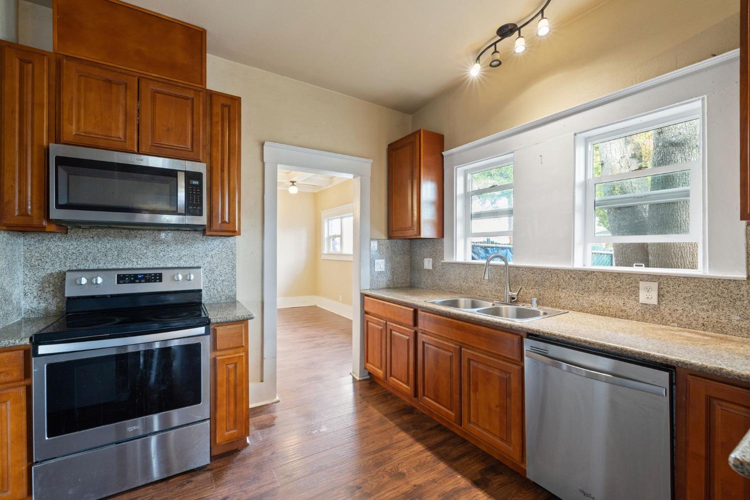 Detail Gallery Image 3 of 11 For 3264 E Kerckhoff Ave, Fresno,  CA 93702 - 3 Beds | 2 Baths