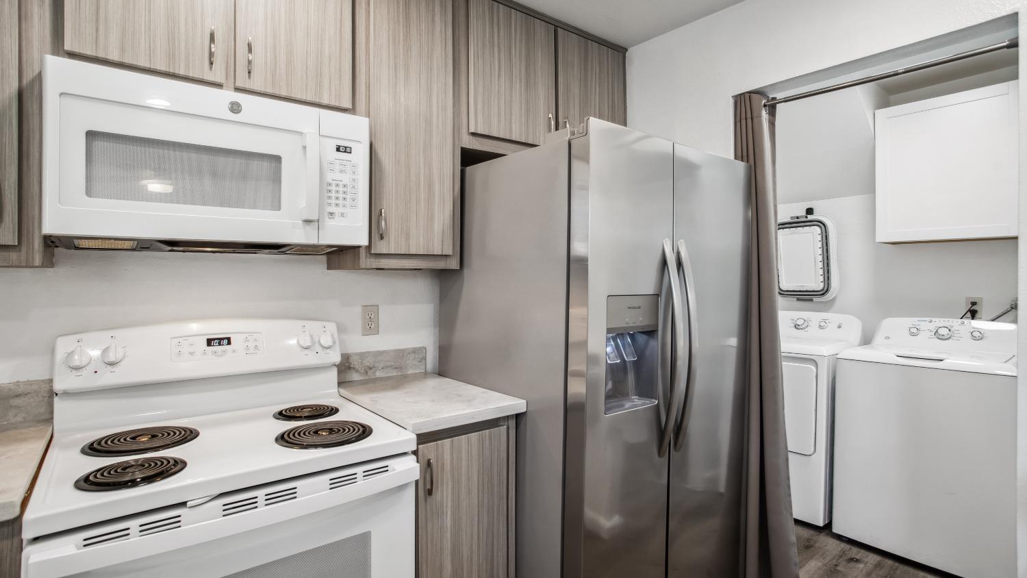 Detail Gallery Image 12 of 39 For 8903 Salmon Falls Dr #B,  Sacramento,  CA 95826 - 4 Beds | 2/1 Baths
