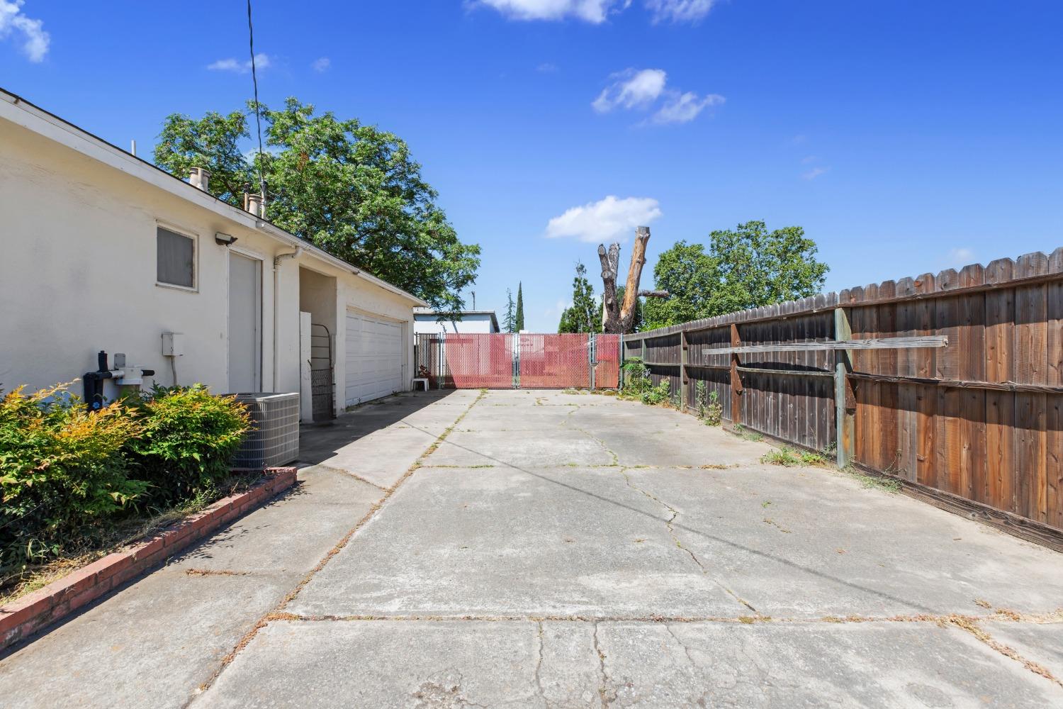 Detail Gallery Image 3 of 42 For 515 Locust Ave, Manteca,  CA 95337 - 3 Beds | 2 Baths