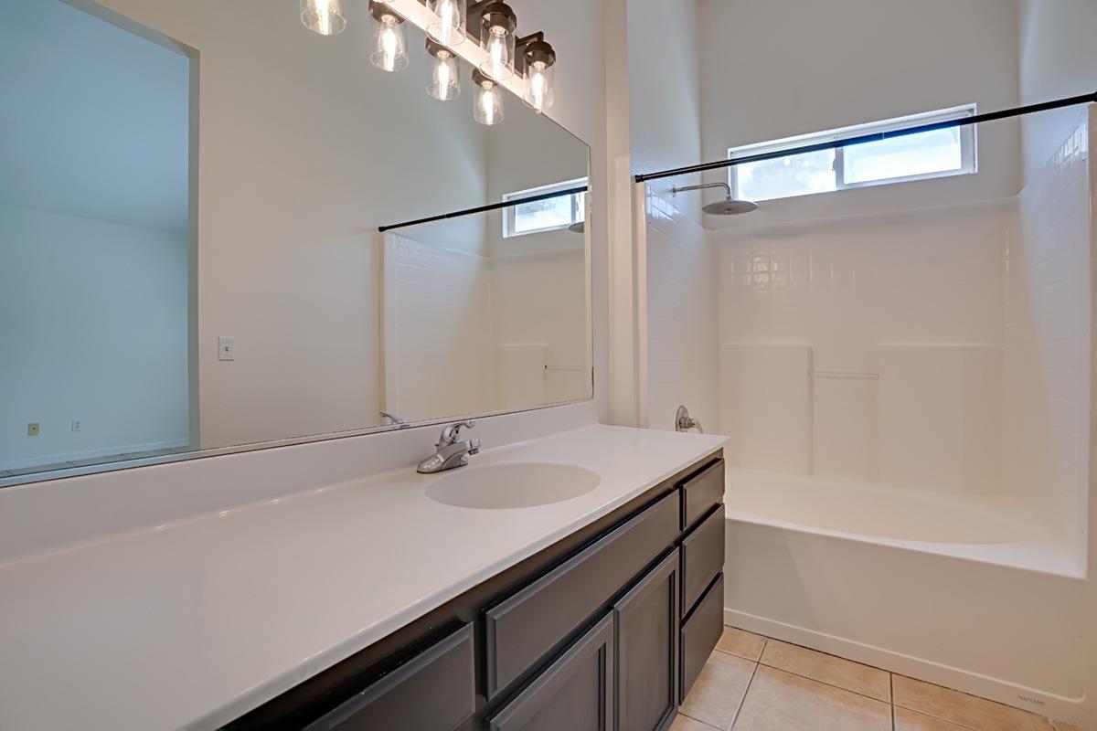 Detail Gallery Image 8 of 12 For 1839 Washo Way, Stockton,  CA 95206 - 4 Beds | 2 Baths