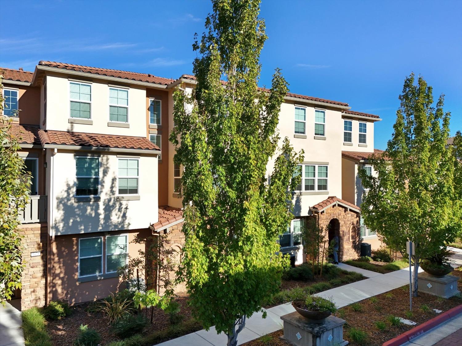 Detail Gallery Image 4 of 97 For 4474 Louvre Ln, Sacramento,  CA 95834 - 4 Beds | 3/1 Baths