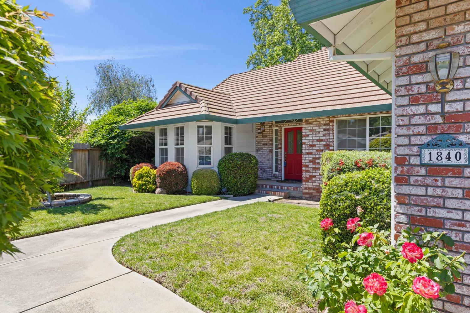 Detail Gallery Image 2 of 42 For 1840 Saratoga Ct, Yuba City,  CA 95993 - 3 Beds | 2 Baths