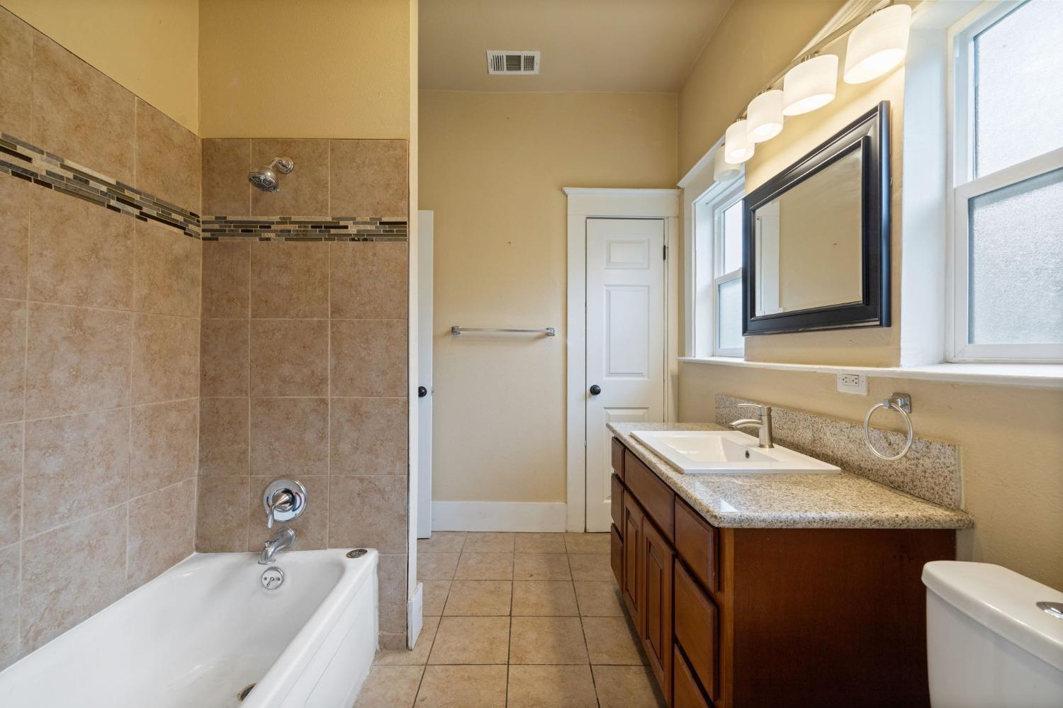 Detail Gallery Image 10 of 11 For 3264 E Kerckhoff Ave, Fresno,  CA 93702 - 3 Beds | 2 Baths