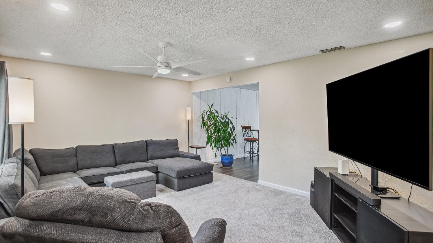 Detail Gallery Image 5 of 39 For 8903 Salmon Falls Dr #B,  Sacramento,  CA 95826 - 4 Beds | 2/1 Baths