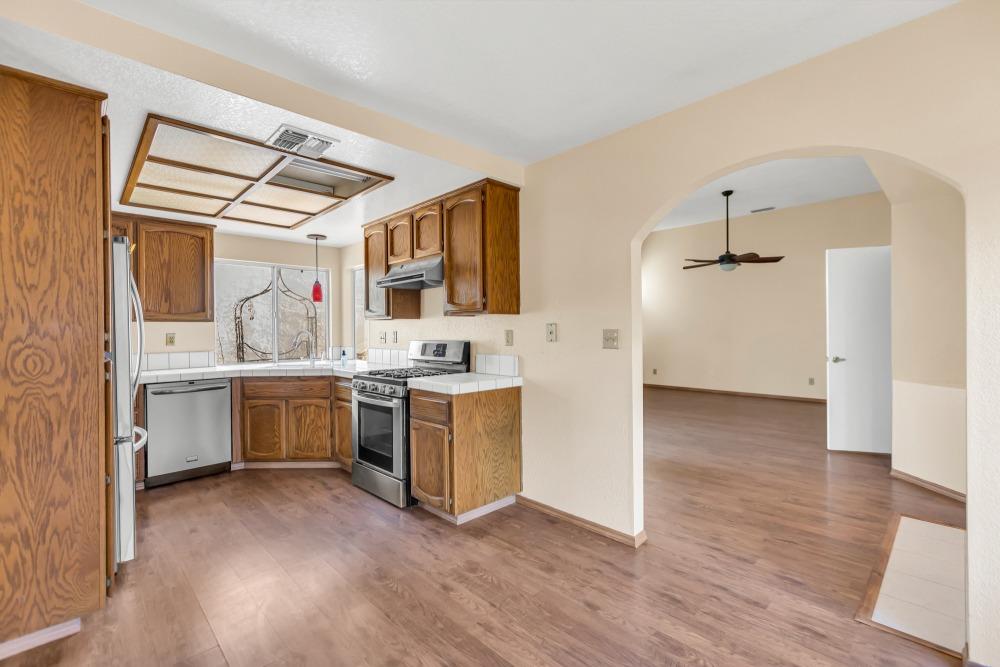 Detail Gallery Image 9 of 38 For 8068 Cardale Way, Sacramento,  CA 95829 - 3 Beds | 2 Baths