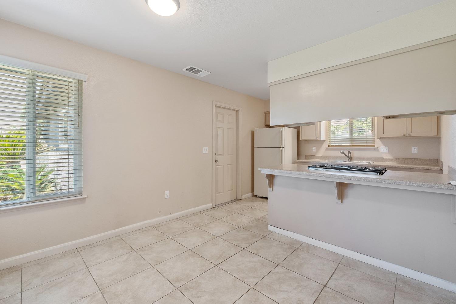 Detail Gallery Image 12 of 38 For 709 Shasta Dr, Hanford,  CA 93230 - 4 Beds | 2 Baths