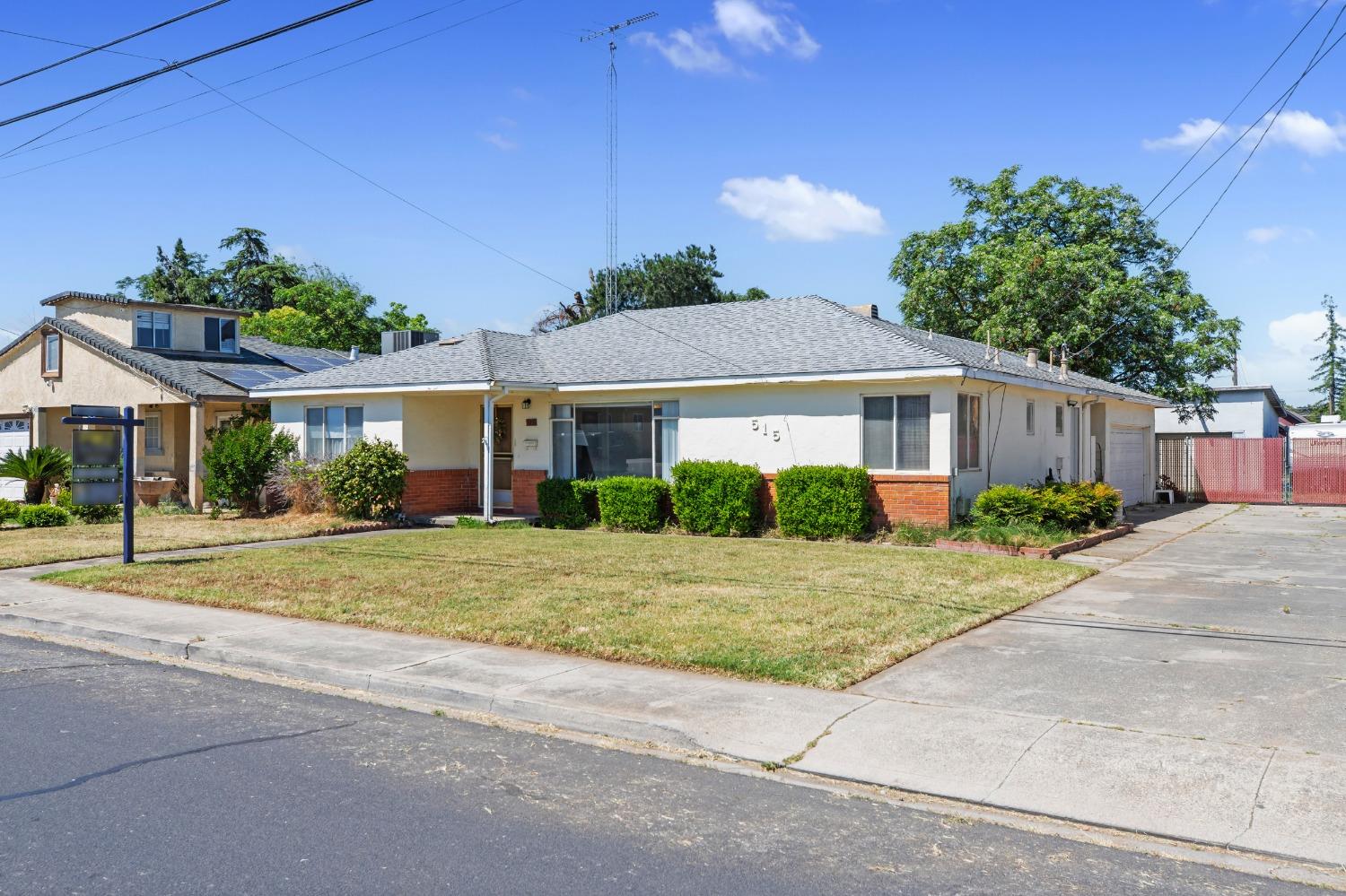 Detail Gallery Image 2 of 42 For 515 Locust Ave, Manteca,  CA 95337 - 3 Beds | 2 Baths