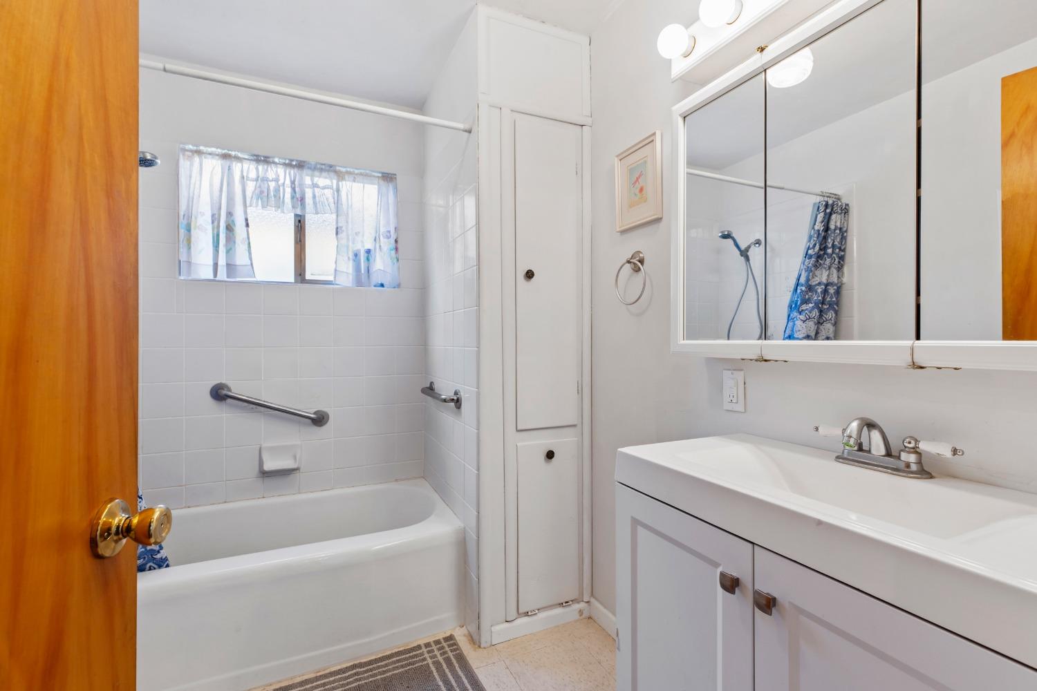 Detail Gallery Image 17 of 42 For 515 Locust Ave, Manteca,  CA 95337 - 3 Beds | 2 Baths