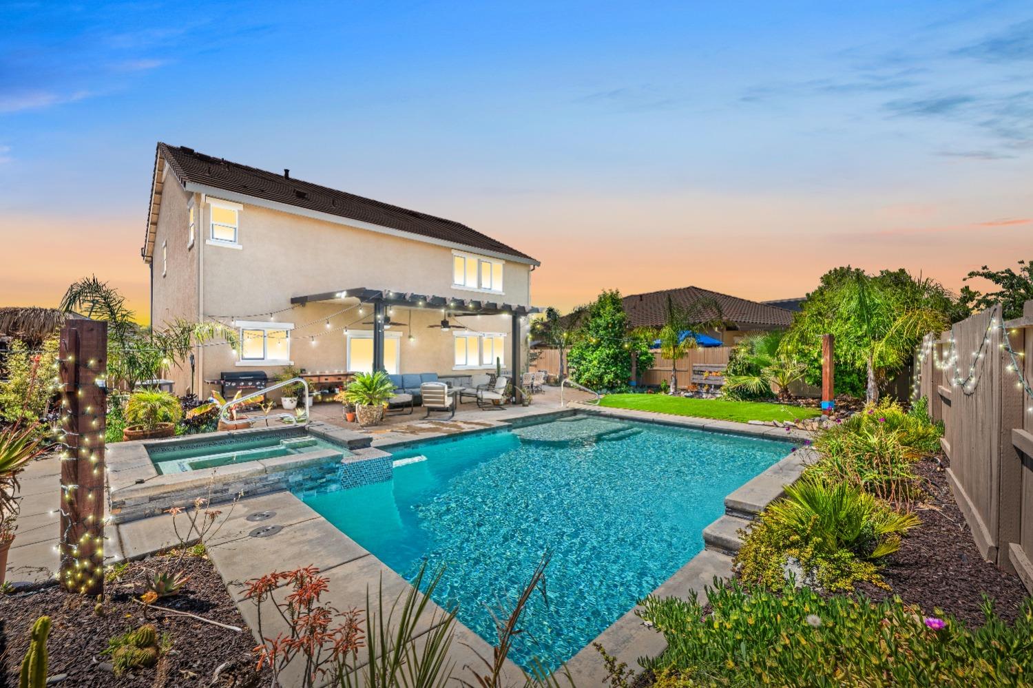 Detail Gallery Image 2 of 49 For 1033 Solstice St, Roseville,  CA 95747 - 4 Beds | 3 Baths