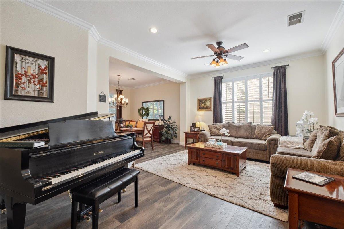 Detail Gallery Image 7 of 49 For 9837 Valgrande Way, Elk Grove,  CA 95757 - 5 Beds | 4 Baths
